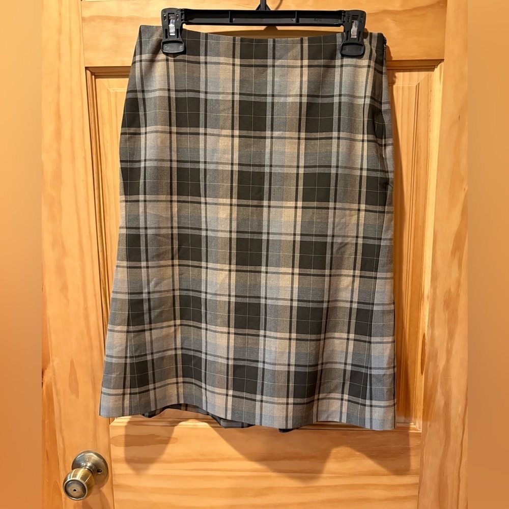 Isaac Mizrahi gray, black, and beige plaid pattern skirt for Target women’s Sz 2